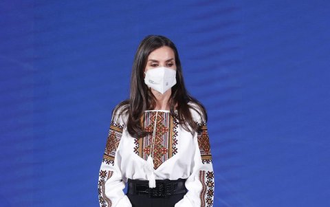 La reina Letizia participa en la ceremonia de entrega de la X convocatoria anual de ayudas a proyectos sociales de la Fundación Mutua Madrileña, este jueves, en Madrid.