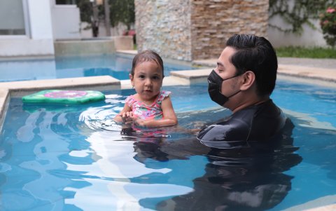 Francesa durante una de sus cinco terapias para mejorar su motricidad.