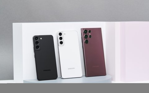 El soporte de teclas de la serie S22 contiene un 20 % de plástico reciclado procedente de redes de pesca desechadas. Además, el módulo de altavoces y las teclas de volumen y encendido tienen material reciclado posconsumo. Y se ha utilizado papel 100 % reciclado para el embalaje de los teléfonos.