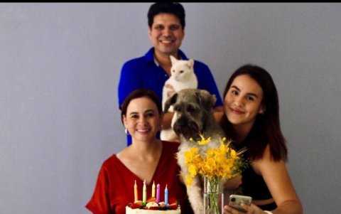 Vivianne Almeida junto a su familia.