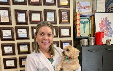La doctora Paulina Flórez acude a su consultorio con su mascota.