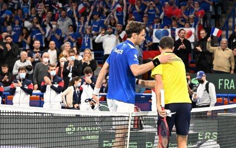 Superioridad. Arthur Rinderknech (i) consuela a Emilio Gómez, tras derrotarlo.