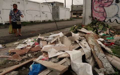 . Insalubridad. Desechos y material de construcción depositan en estos sitios.