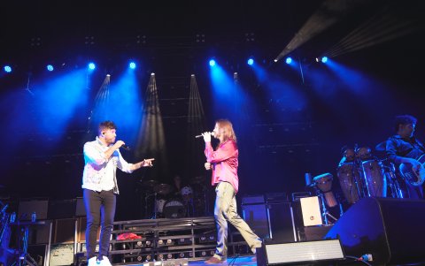 Pablo López junto a Juanes.