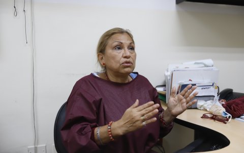 Salud. Delia Gallegos Ramírez tiene 61 años, aunque su área de trabajo es la dermatología, le tocó tratar casos de covid como parte del staff de médicos del Hospital del Día Sur Valdivia.