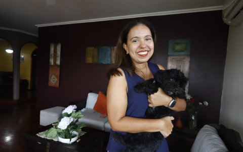 Atención. A Catherine Medranda Flor le correspondió encerrarse en casa junto a su esposo e hijo. Juntos se distribuyeron las responsabilidades.