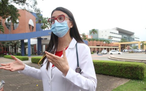 Salud. Natalí Rubio Vélez tiene 36 años y es portovejense. Está asignada al área de urgencias pediátricas del hospital Roberto Gilbert, de la Junta de Beneficencia.