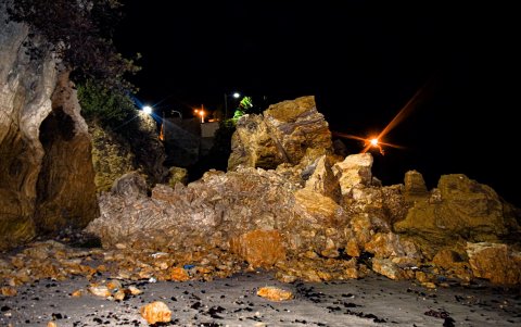 En escombros quedó el arco de piedra que no alcanzó a ser intervenido.