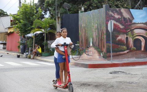 Entorno. Las viviendas aledañas al malecón lucen con murales y los pequeños disfrutan de actividades recreativas.