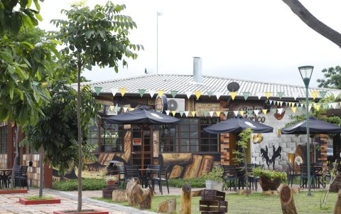 Recreación. En la zona del malecón se aprecian familias y jóvenes