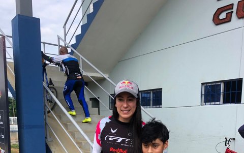 Mariana Pajón, ciclista colombiana, mostró su gentileza y amabilidad con los deportistas que forman parte de la Copa Latinoamericana. Fue la más requerida para las fotos.
