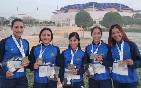 Magaly Bonilla, Glenda Morejón, Paola Pérez, Johana Ordóñez y Karla Jaramillo muestras sus preseas al ser campeonas por equipos damas en los 35 kilómetros.