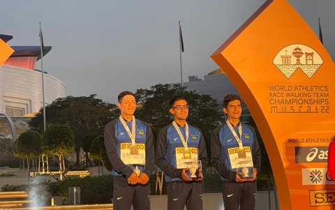 Imagen del equipo integrado por David Hurtado (i), Daniel Pintado (c) y Jordy Jiménez, quienes lucen sus medallas al liderar los 20 kilómetros.
