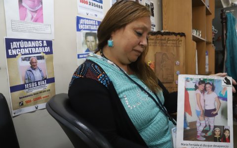 María de Lourdes Mejía muestra una foto de su hija.