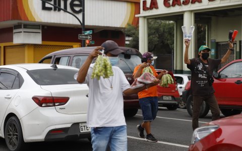 Informalidad. Los vendedores ambulantes causan molestias a los transeúntes y conductores que acusan que muchos son abusivos.
