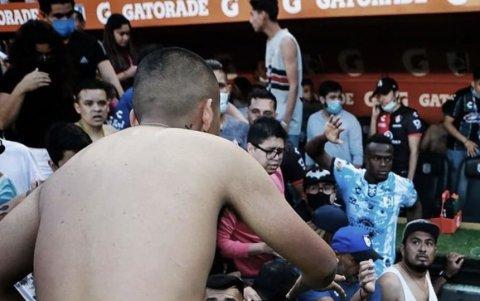 . José Angulo (d), del Querétaro, estaba en cancha, mientras que su compañero Fidel Martínez y Aníbal Chalá, del Atlas, fueron suplentes. Ninguno sufrió lesiones.