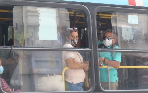 El acoso en el transporte público es otro de los miedos que arrinconan a la mujer.