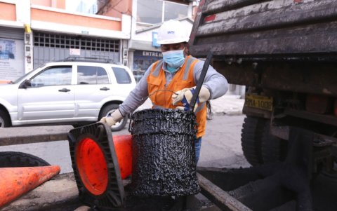 Labor. Silvia trabaja de 07:00 a 15:00. Cuando hay obras de emergencia cumple turnos de madrugada, de 20:00 a 02:00.