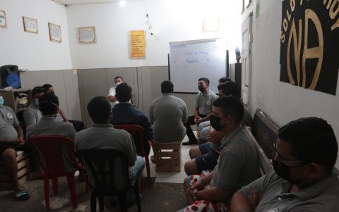 Encierro. Jóvenes en recuperación aseguran que el encierro con terapias sí los ayuda a evitar las drogas en las calles.