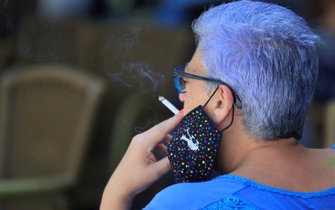 El tabaco es un factor irritante para la laringe y a la larga un problema para la voz.