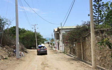 En Ballenita, así permanecen las vías: llenas de polvo y sin aceras.