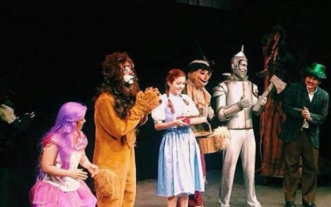 En la obra ‘Dorothy en la tierra de Oz’, interpretó a la bruja buena Glinda (izquierda).