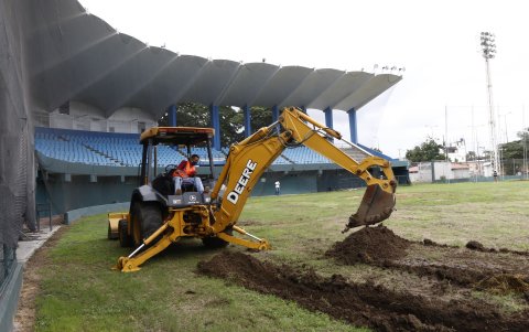 Las retroexcavadoras y demás maquinarias que se presentaron en febrero del año pasado y que supuestamente iban a trabajar por 120 días, no terminaron su cometido. Según Aragundi, solo una parte del drenaje fue colocado.