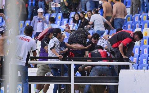 Hinchas del Querétaro y el Atlas desarrollaron una batalla campal en el escenario deportivo.