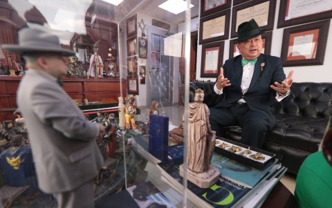 Vanegas es además especialista en Derecho Constitucionalm catedrático, presidente honorario del Instituto Latinoamericano de Derecho y miembro honorario de la confederación Americana de Derecho Procesal.