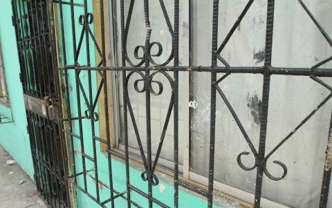 EN EL GUASMO SUR CAS FUE BALEADA DONDE EN EL LUGAR SE ENCONTRABA DOS MENORES DE EDAD QUE RESULTARON HERIDO POR LOS DISPAROS 8 DE MARZO DEL 2022 GUAYAQUIL-ECUADOR