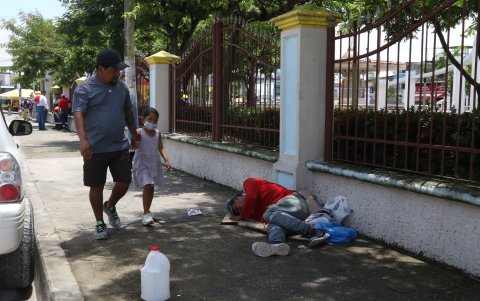 Los indigentes dormidos en plena vía son otros de los problemas en la Aurora