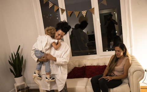 Paula Heuser (i) sostiene a su hijo al hijo que tiene junto a su pareja Consuelo Morales (d), durante una entrevista en la casa de un amigo ayer, en Santiago (Chile), el día antes de que ambos se conviertan en la primera pareja del mismo sexo en contraer matrimonio en el país.