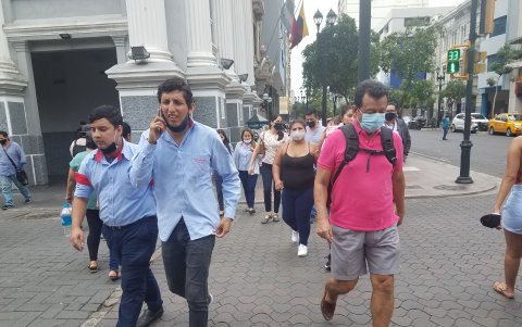 Las autoridades exhortan a que todos usen la mascarilla, por prevención.