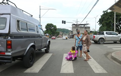 Las personas buscan la manera de poder cruzar hasta la otra acera