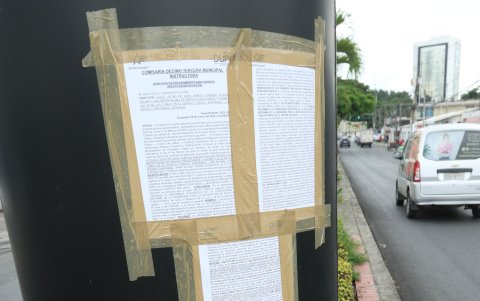 Acción. Unos documentos se estampan en una estructura en la calle Las Lomas. La comisaría decimotercera municipal procedió, según los oficios, un “procedimiento sancionador”. Es del 8 de marzo. 