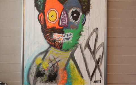 El arte siempre estuvo presente en su vida y cuenta con piezas de su autoría en su oficina