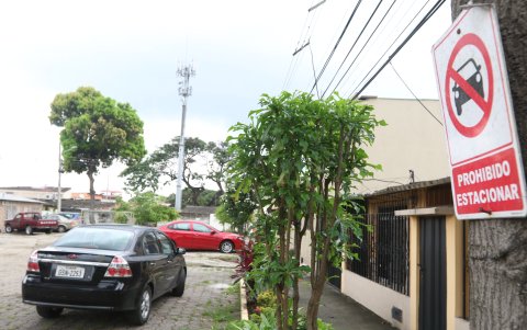 Las señales de no parquear son irrespetadas los muchos residentes de la Alborada.