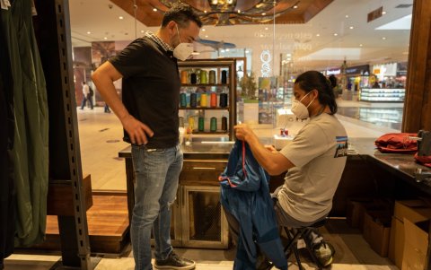 Negocio.- Un arreglo de ropa en la tienda Patagonia Ecuador, ubicada en Quito.