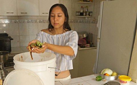 Las personas realizan la separación de residuos desde sus casas