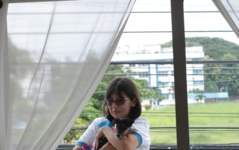 Compañía. Aunque Glenda se considera aventurera, sin un trabajo fijo, ella pasa los días en la casa de sus padres en el balcón junto a su perro.