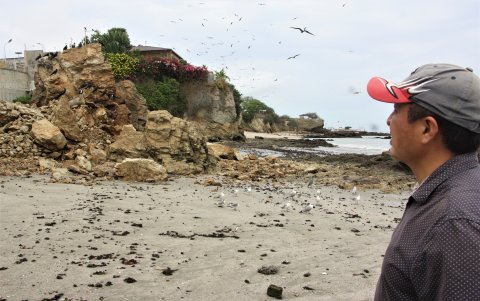 A lo lejos, un visitante ve los escombros que quedó del entonces arco icónico.