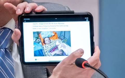 Fotografía cedida por la ONU donde aparece el representante permanente de Ucrania, Sergiy Kyslytsya, mientras muestra una foto de la bloguera ucraniana Mariana Vishegirskaya