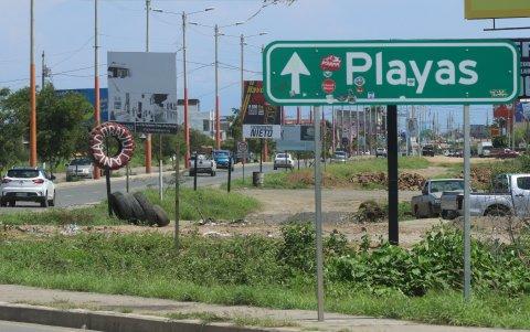 Hecho. En la vía de ingreso al balneario, ese es el panorama. Lomas de tierra y maleza que acompañan la ruta hasta llegar al casco urbano.