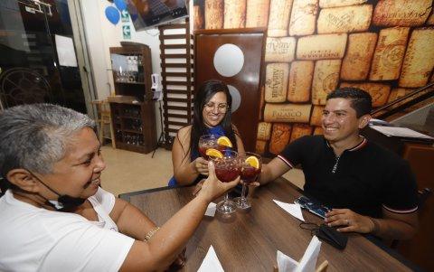 Bares y discotecas ahora son visitados por los amigos y las familias.