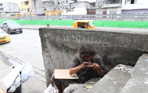 Está prohibido consumir drogas en áreas publicas