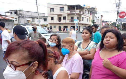 Moradores del sector mostraron su sorpresa al descubrirse el contenido de la bolsa.