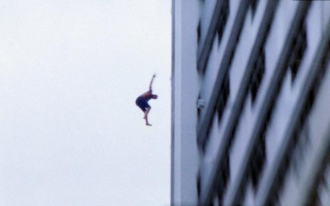 El misterioso suicida se lanzó apenas vio que socorristas trataban de salvarle la vida.