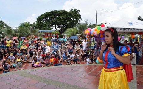 Los estudiantes universitarios se vistieron de personajes de cuentos infantiles para acaparar la atención de los niños.