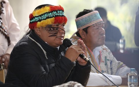 El presidente de la Confederación de Nacionalidades Indígenas de la Amazonía Ecuatoriana (Confeniae), Marlon Vargas, habla en rueda de prensa, hoy, en Quito (Ecuador).