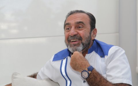 Durante la entrevista, Neme contestó con humor varias preguntas, sobre todo los tema económicos por los que suele ser muy hermético.